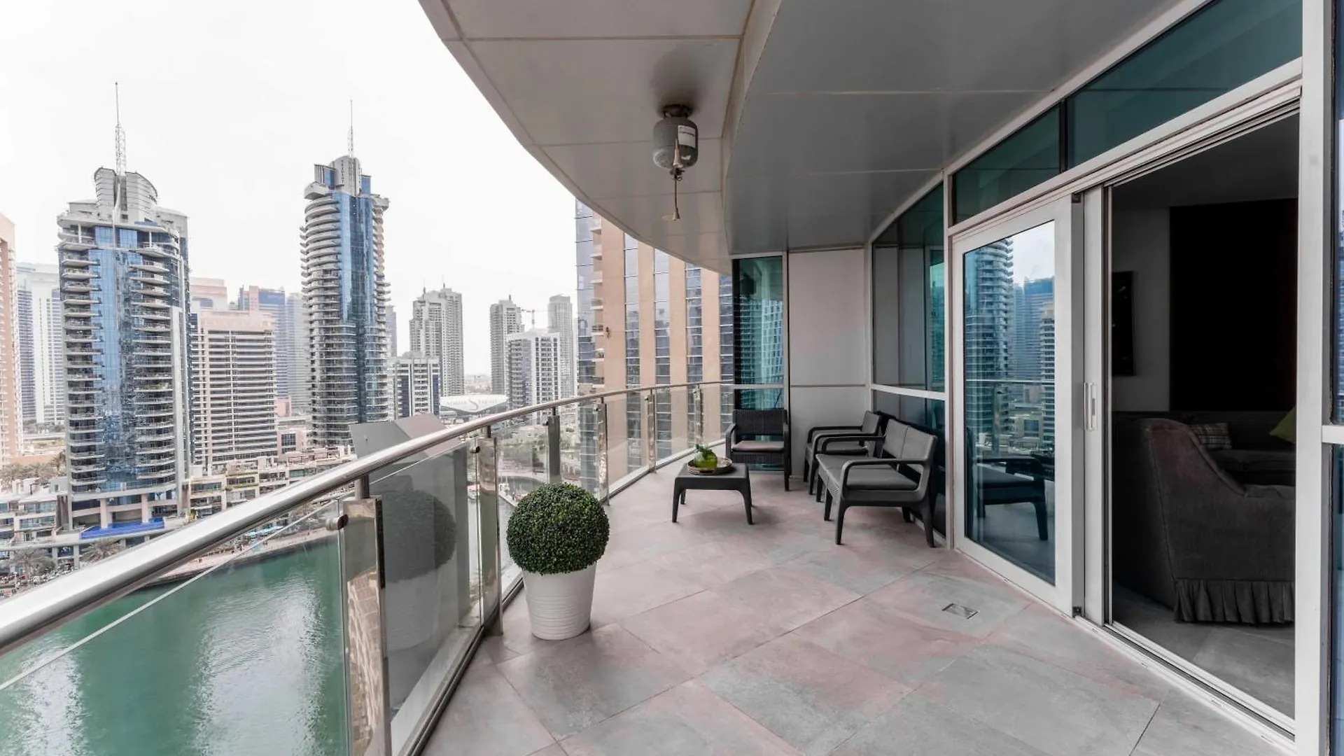 Stunning 3-Bedroom Marina View Apartment Dubái