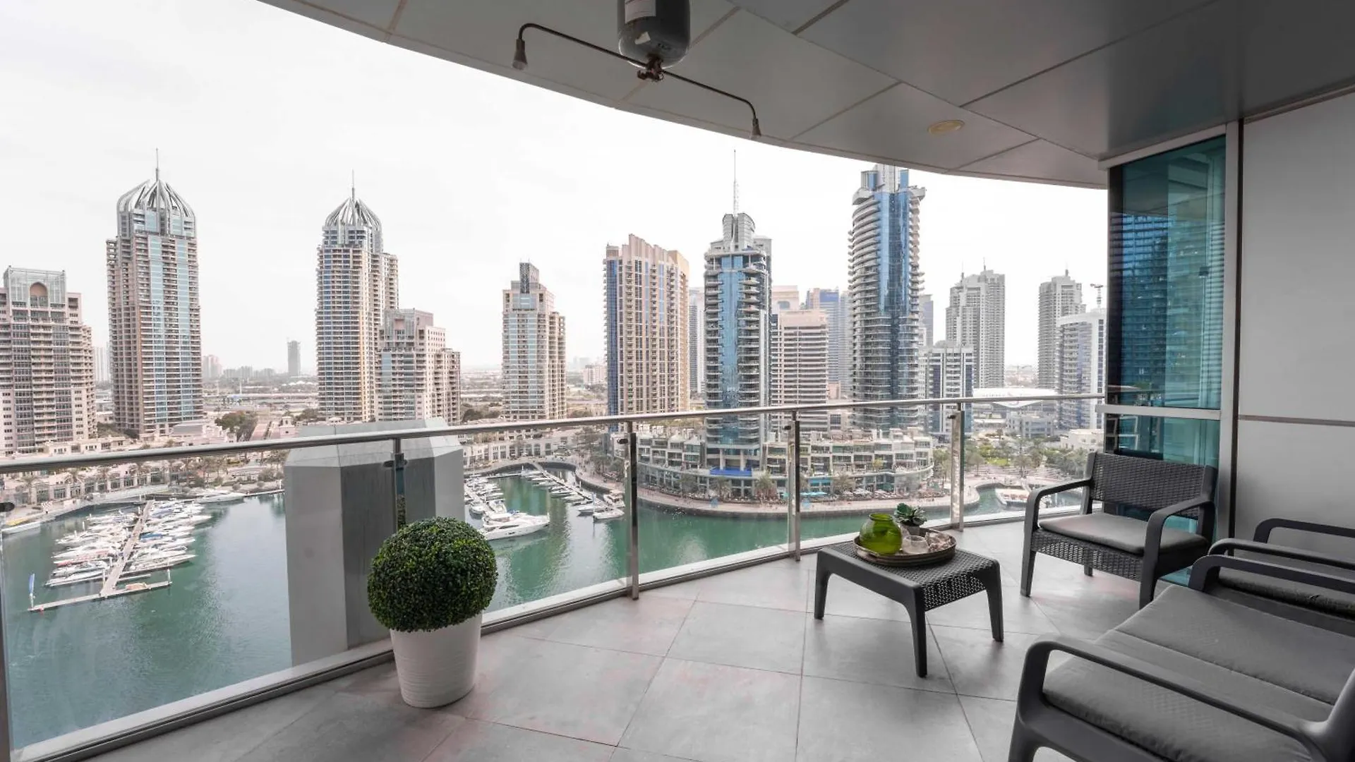 Stunning 3-Bedroom Marina View Apartment Dubái